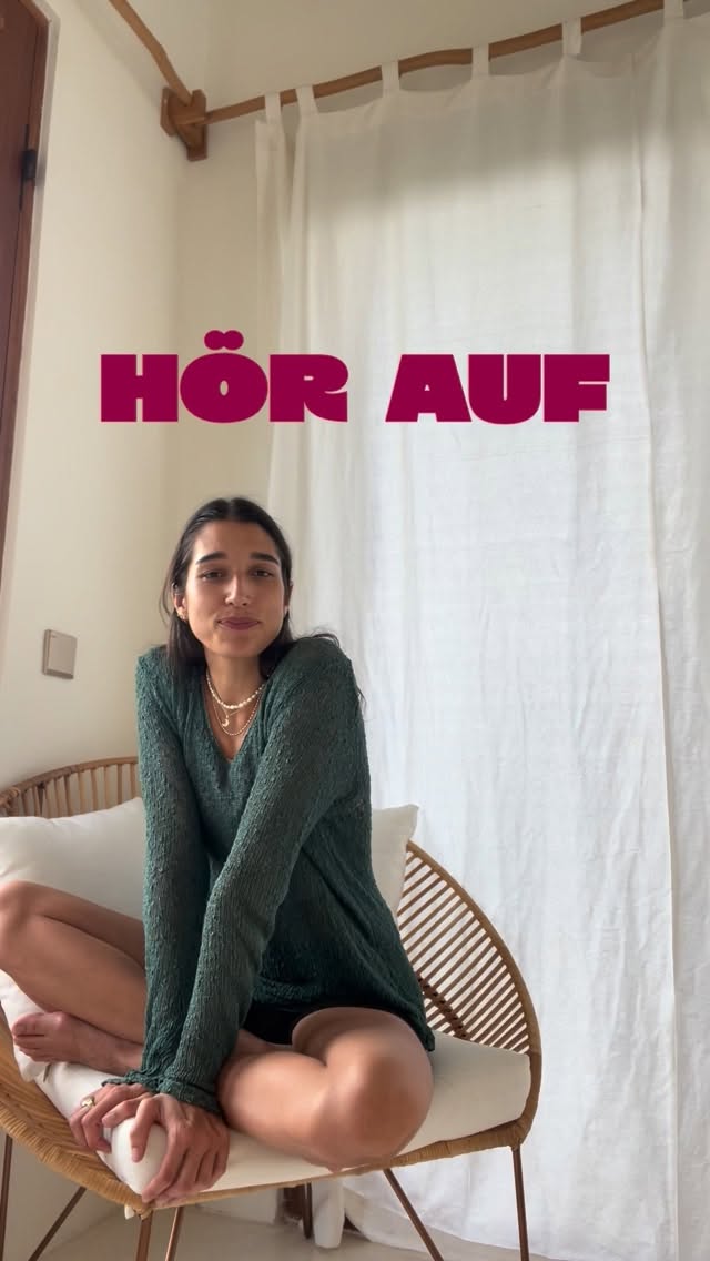 Ich erwisch mich immer noch dabei.
Deswegen war das für mich das Takeaway der letzten Tage in Ausbildung.
Wir haben zu wenig gelernt was es bedeutet äußeren Umständen Energie zu entziehen und diese Energie für uns selbst zu nutzen.
Stattdessen verlieren wir uns in dem Drama anderer Personen und fangen dann an rumzuinterlektualisieren.
Yesss - ich lieb all das Wissen auch.
Und: Es gibt kaum etwas besseres (für eine emotionale Person wie mich) als keine Angst mehr vor meinen Gefühlen zu haben und sie für mich anzuerkennen.
Happy Sunday ihr Lieben!
xx