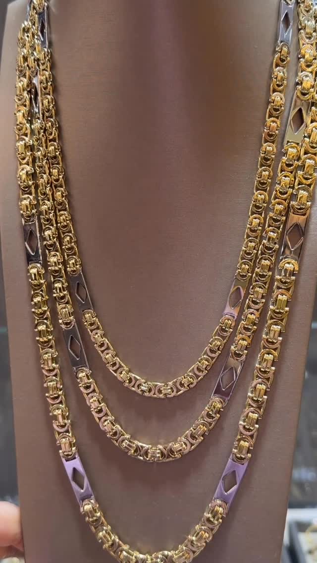 People who wear pieces like this don’t look for approval.
They choose quality, they choose weight, they choose something real.
Because at the end of the day, trends fade —
but gold stays.
Serious inquiries only, message or call 📱 for details.
#herenketting #menjewelry #antwerpshopping #menluxury #koningsketting