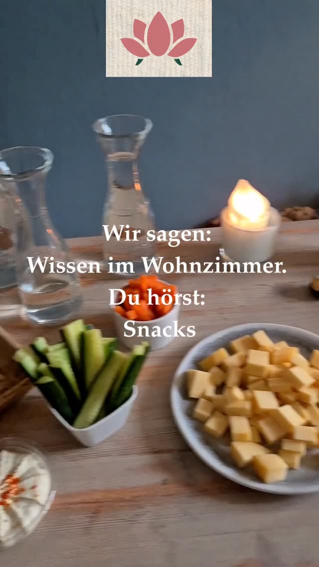 Wir sagen: Wissen im Wohnzimmer. Du hörst: Snacks.
Bloomita bringt echte Expert*innen zu den Themen Finanzen, Mindset, Karriere & Gesundheit zu dir nach Hause: für dich und deine Freundinnen. Echte Gespräche auf dem Sofa, statt Small Talk im Restaurant.
Ein Abend, der mehr ist als Essen gehen.
🔗 Alle Infos per Mail — Link in Bio