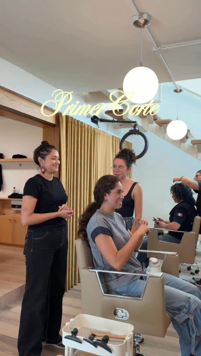 Les comparto un poco de lo que pasa en un proceso de capacitación 🫶🏻✨ #curlyhair #salonderizos #rizadas #gdl