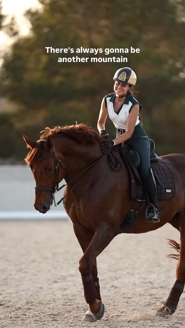 No se trata de llegar a la cima, sino de quién te conviertes en el camino. Nunca te rindas ✨
It’s not about reaching the top, it’s about who you become along the way. Never give up ✨
👸 @martavillaescusab
📸 @twohearts_portrait @ambracero
#equestrian #dressage #ridingoutfit #equestrianfashion #rider