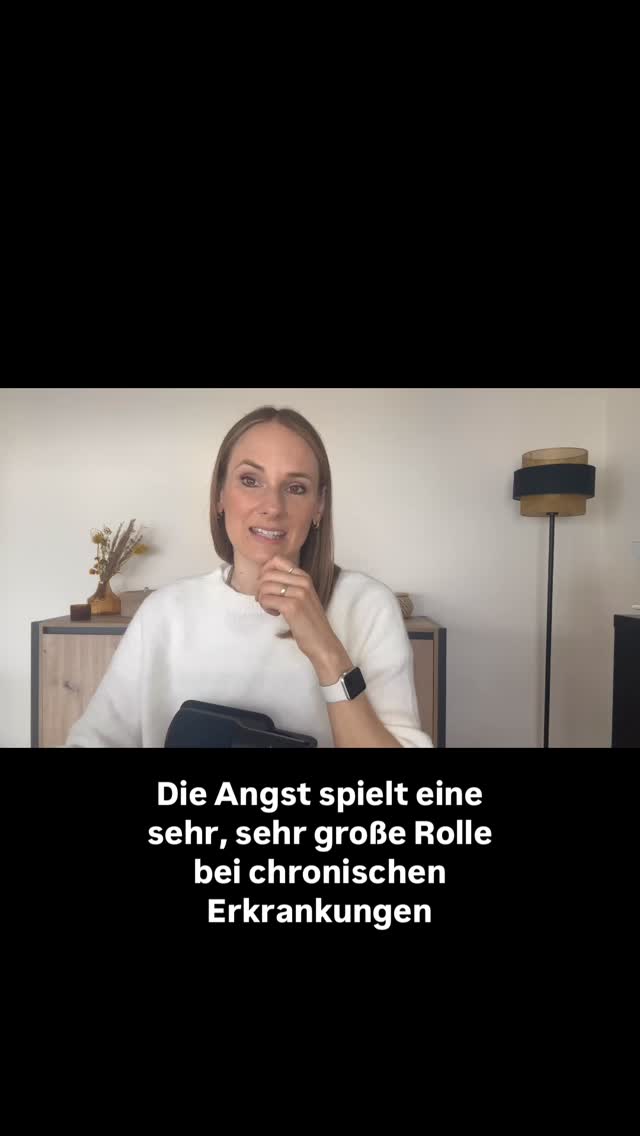 Wenn wir die Kontrolle über unseren Körper verlieren, entsteht Angst.
Gerade bei chronischen Erkrankungen sind Angst und Symptome oft eng miteinander verbunden.
Angst kann eine Ursache sein, sie kann Symptome aufrechterhalten und sie kann dich sogar in deiner Selbstheilung blockieren.
Deshalb ist es so wichtig, deinem Nervensystem wieder beizubringen, sich sicher zu fühlen.🙌🏻
Denn genau dort beginnt Veränderung, hier öffnest du dich wieder für Neues und arbeitest gleichzeitig an der Ursache für deine Themen. 🧡In meinem Selbstheilungschannel findest du eine kurze Trance für deine innere Sicherheit
✨ Link in der Bio
👉 Verbindest du deine Angst mit deiner körperlichen Theamtik?
Kommentiere doch gerne mal 🧡