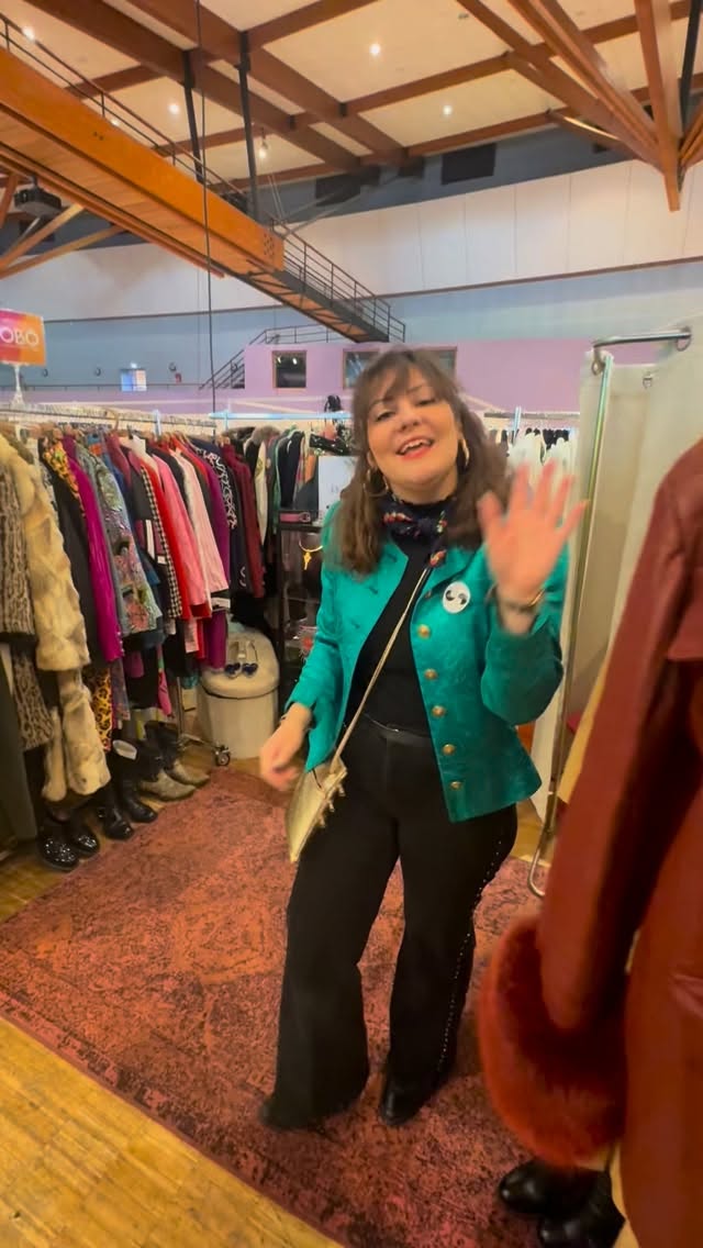 Hello Annecy !! Venez me retrouver sur mon stand 64 à Espace rencontre au @salon_du_vintage jusqu’à demain! Mes pépites et moi même serons ravis de vous accueillir ! Ici on aime le vintage ! Les belles pièces ✨🤩 je vous attends avec mon plus beau sourire stand 64 ❤️#salonduvintage #salonduvintageannecy #annecylovers#ceinturehermes #viviennewestwood