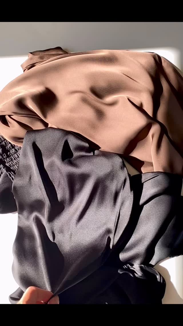 Naše kalhoty Silky milujete, protože materiál 🫶🏻, protože pohodlí 👌, protože krása. ✨
V jednom!
K dispozici v několika nádherných barvách na www.zbozizbali.cz. A ano, najdete tam teď i smaragdové a khaki! ⏱️