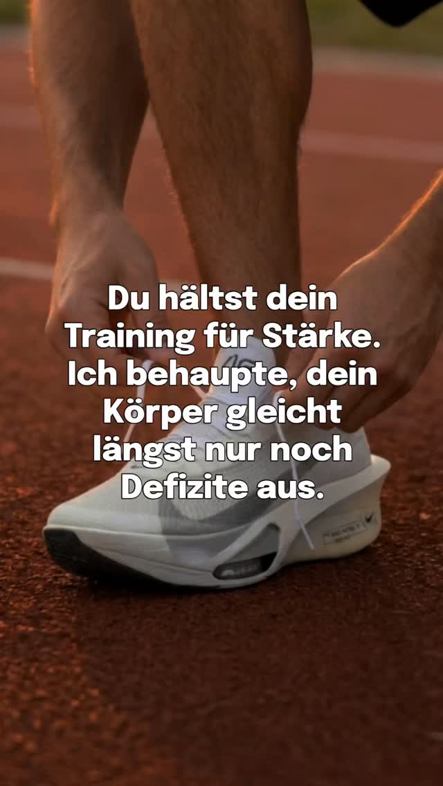 Was sich für dich wie Disziplin anfühlt, ist oft einfach nur ein System, das gelernt hat, unter schlechten Bedingungen weiter zu funktionieren.
Du gehst trotzdem laufen, ziehst dein Training durch und bringst Leistung. Genau deshalb merkst du lange nicht, was im Hintergrund passiert.
Dein Körper liefert Energie, aber nicht aus Stabilität, sondern aus Stress. Cortisol und Adrenalin halten dich leistungsfähig, während im Hintergrund genau die Ressourcen fehlen, die du für Anpassung bräuchtest.
Das fühlt sich stark an.
Ist aber biochemisch ein Kompensationsmodus.
Und genau hier liegt der Denkfehler: Leistung ist nicht gleich Anpassung.
Du kannst Leistung abrufen, während dein Körper längst nicht mehr auf Training reagiert, weil er damit beschäftigt ist, dein System überhaupt stabil zu halten.
Das ist der Moment, in dem sich alles langsam schwerer anfühlt, obwohl du nichts verändert hast.
Und genau hier kippt mentale Härte. Sie bringt dich nicht mehr weiter, sondern sorgt nur noch dafür, dass du länger gegen deinen eigenen Zustand arbeitest.
Folge @annagoetz.biochemie , wenn du verstehen willst, welche Ressourcen deinem Körper wirklich fehlen und warum dein Training oft nicht das Problem ist.
#disziplin #training #ausdauersport #energie