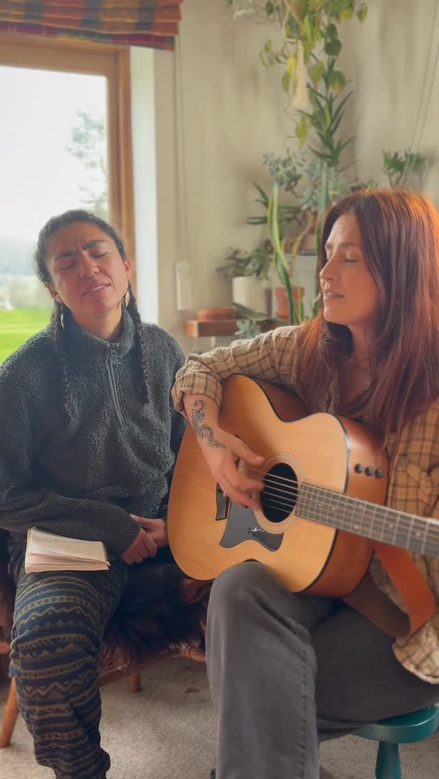 Wonderful day hanging out and singing with @hollyandthefield 💚
#music #willowtree