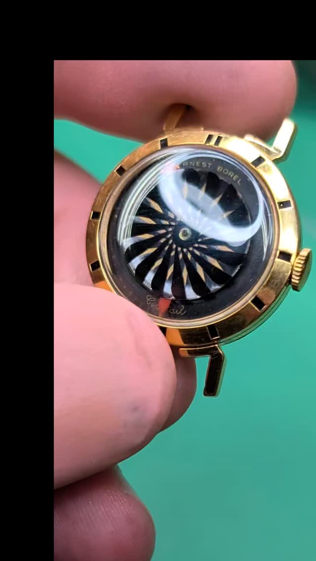 A ladies Ernest Borel Cocktail watch from the early 1960's. The combination of mystery hands, kaleidoscope disk, and exhibition case back really make this sweet little watch stand out!
#watchcollector #cocktail #kaleidoscope #watchoftheday #mcm