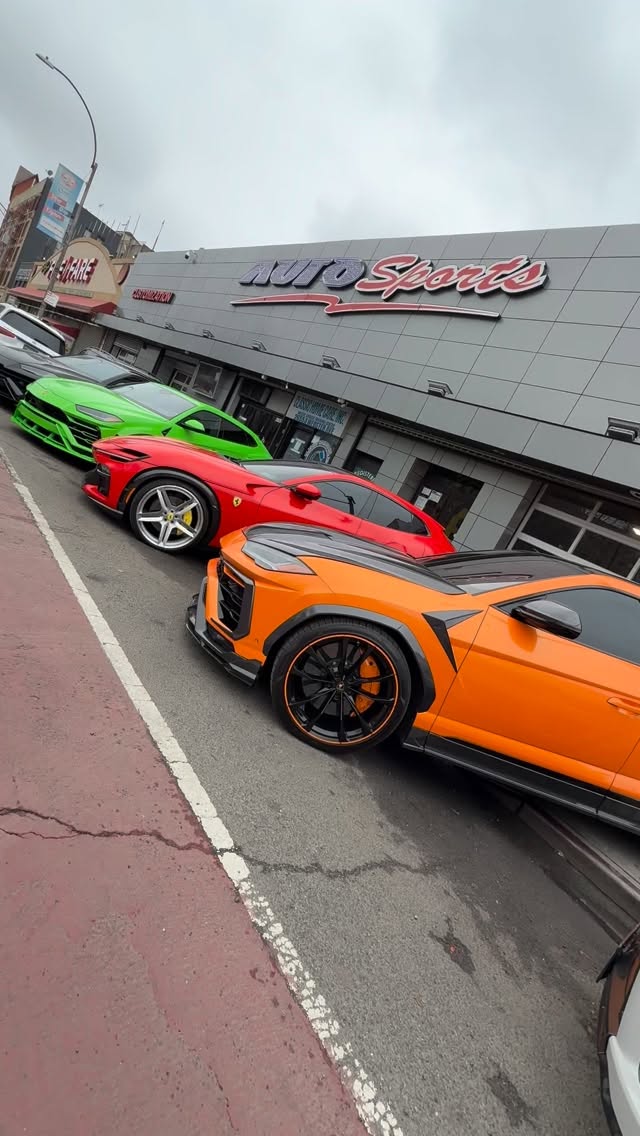 Lamborghini X Ferrari 🧡💚❤️🖤.. Super high glossed wraps, @forgiato @wheels, carbon wide-body kit, performance package. Your one stop shop for all your car needs!! #autosportsbx #newyork #forgiato #ferrari #lamborghini #custom #onestopshop