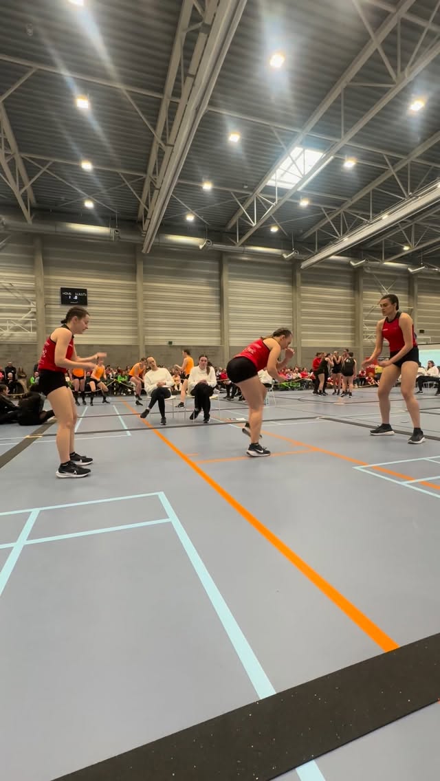 New club speed records 💨
Mini’s
💥 SR speed relay: 160 (Jeanne, Oona)
Beloften
💥 Dubbels mixed: 167 (Sara, Boris)
Junioren
💥 SR speed relay meisjes: 363 (Anke, Jente, Ona, Finne)
💥 Dubbels meisjes: 178 (Jente, Finne)
💥 Dubbels mixed: 158 (Stan, Luna)
💥 DD speed relay meisjes: 318,5 (Luna, Ella, Jente, Klara)
💥 DD speed sprint meisjes: 184 (Louise, Anke, Moon)
Senioren
💥 DD speed relay meisjes: 408 (Lara, Julie, Mirte, Zoë)
#jumprope #ropeskipping #speed #doubledutch #cosropeskippers