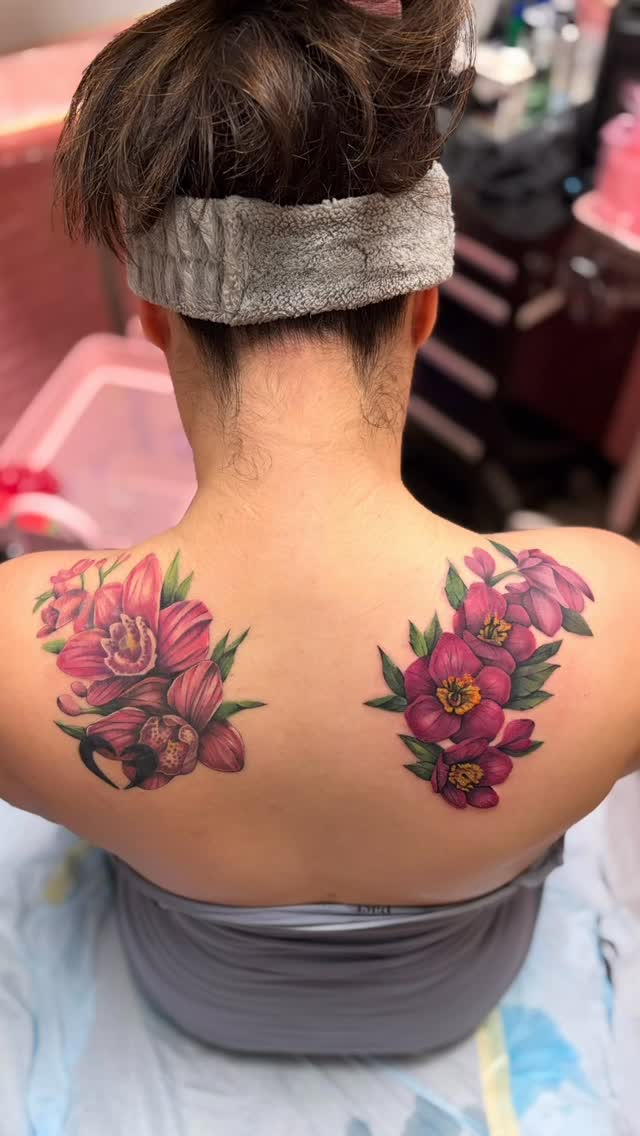 Working around this tiny tattoo on the left for this floral piece on both shoulder blades 💐 #clevelandtattooartist #ohiotattooartist #tattoo #Floraltattoo