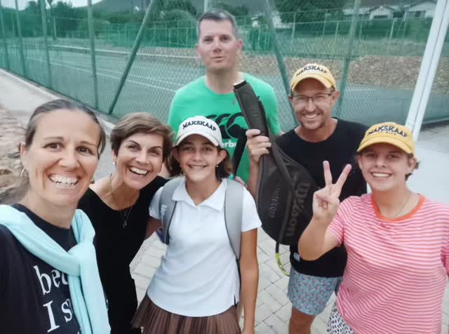 Ons jaarlikse kuier met die Saudies is vanjaar vroeg, maar lekkerte soos altyd.
Die Frans-Kanadese-Engels kry al ons mooiste Afrikaans plek-plek raakgelees met die bordspeletjies en effe raakgepraat met pansmelt- en braaibroodjies en skaap-tjoppies op die spyskaart.
#DieSkapeHouLangWeek 😎