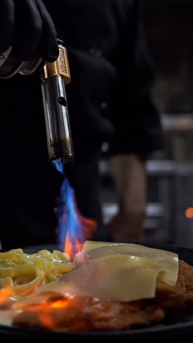 Algo nuevo está por revelarse en La Finca del Barrio… y no todos estarán preparados para descubrirlo.
Sabores que nacen de la temporada, combinaciones que despiertan los sentidos y platillos que no solo se prueban… se interpretan.
Espéralo, muy pronto…✨
Reserva tu mesa:
https://www.lafincadelbarriocol.com/booking-calendar/desayunos-y-cortes-al-fuego
📍 Dos espacios para dejarte cautivar:
* Blvrd Camino Real #549, El Diezmo.
* Terrazas San Fernando
📲 312 159 2023
📲 312 133 2206