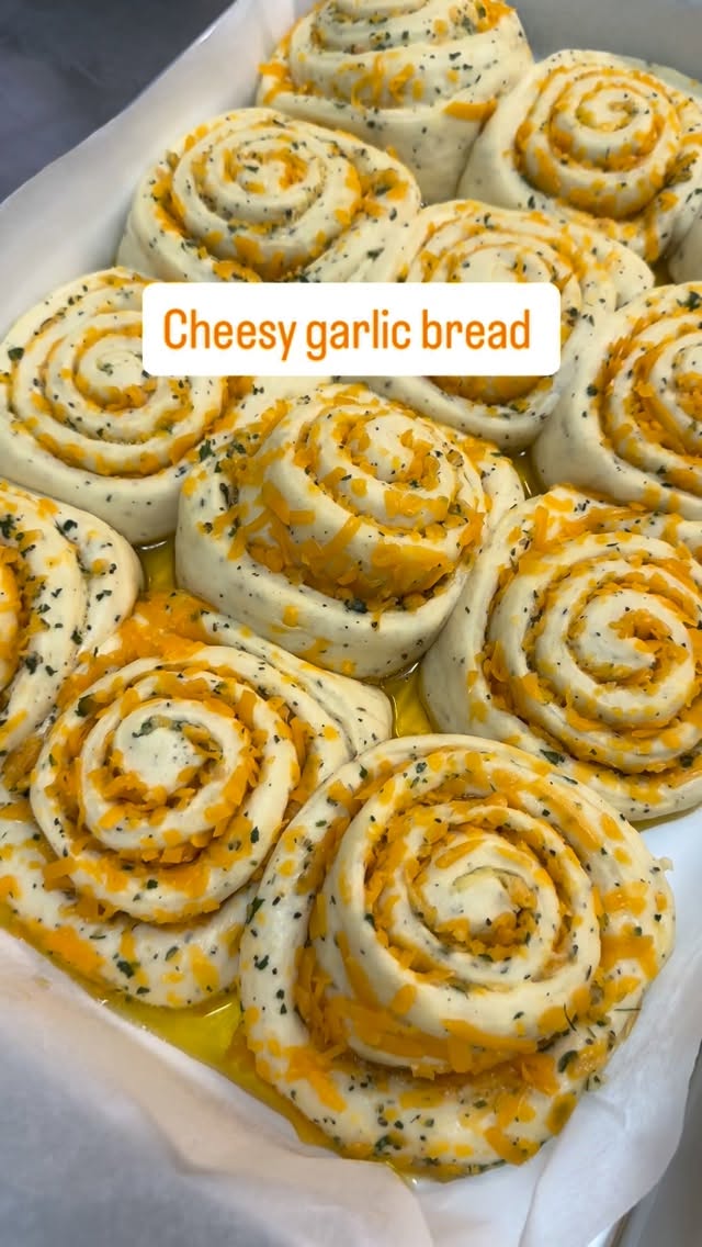 Notre cheesy garlic bread … pain à l’ail au fromage cheddar et herbes 🌿
Parfait pour vos apéros, snacks ou pour accompagner votre plat
#angiescupcakes77 #cheesygarlicbread #painalail @lagnycommerces