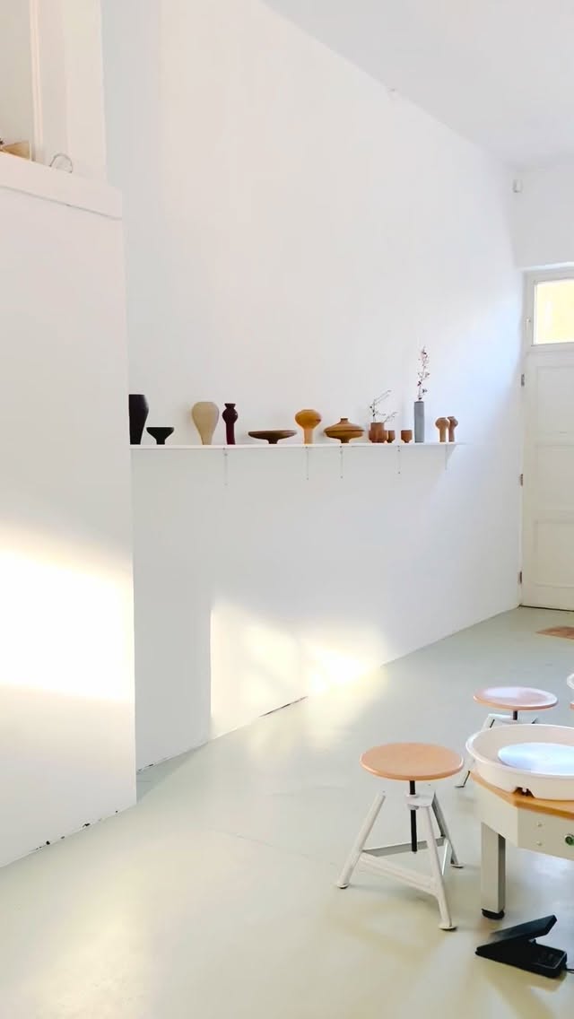 C L • A Y Hamburg-Ottensen
ZEN·trier Dich – Töpferworkshops
Willkommen im Keramikstudio für innere Zentrierung. Deine Hände im feuchten Ton, die Drehscheibe in sanfter Bewegung. Töpfern. Atmen. Ankommen.
Im CL•AY verbinden sich Keramik mit Achtsamkeit. Der Ton findet seine Mitte – und du gleich mit.
Keramikstudio · Breathwork · ZEN•trierung📍 Hamburg-Ottensen
Ein Raum für Ruhe, Balance & kreative Entfaltung.
Workshops · Drehscheiben-Vermietung · Shop 👉 cl-ay.de
•
C L • A Y Hamburg-Ottensen
ZEN·ter Yourself – Pottery Workshops
Welcome to the ceramic studio for inner centering. Your hands in soft clay, the wheel gently turning. Create. Breathe. Arrive.
At CL•AY, pottery meets mindfulness. The clay finds its center — and so do you.
Ceramic Studio · Breathwork · ZEN•tering📍 Hamburg-Ottensen
A space for calm, balance & creative expression.
Workshops · Wheel Rental · Shop 👉 cl-ay.de
#töpfern
#achtsamkeit
#drehscheibenkurs
#breathwork
#innereMitte