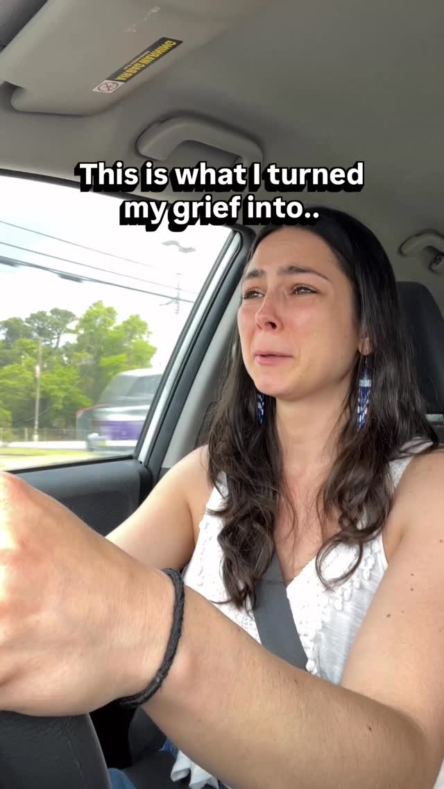 When reality is just too much sometimes, you have to find a healthy escape and this is mine. 🎨
(Sometimes I 💃🏻 too)
What’s your go-to escape? Tell me in the comments!
#mentalescape #griefwork #lifeishardsometimes #calmingart #wallartwork