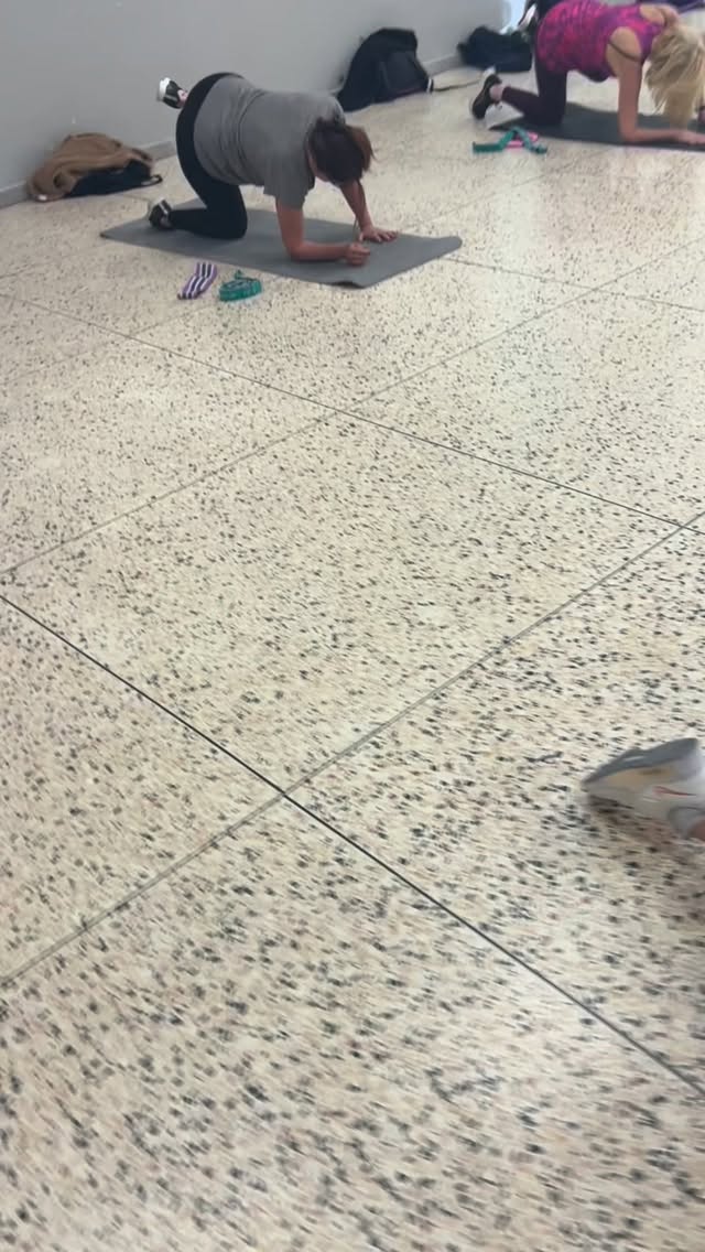 Mars chez ML FIT’… c’était pas du sport, c’était une série Netflix 😅🔥
Des nouveaux exercices 🌶️, des défis relevés haut la main, des fous rires, des « j’ai failli abandonner mais en fait non », et surtout… une ambiance de folie 💥
Vous avez été incroyables : motivés, soudés, fidèles… et toujours avec le sourire (même quand ça brûle 🔥😂). Quel kiff de vous accompagner chaque semaine !
Merci à vous, nos adhérent(e)s en or 🫶
C’est grâce à vous qu’ ML FIT’ vit, évolue et donne envie de se dépasser encore plus.
On remet ça en avril ? 🚀
#mlfit #fitness #pilates #yoga #renforcementmusculaire