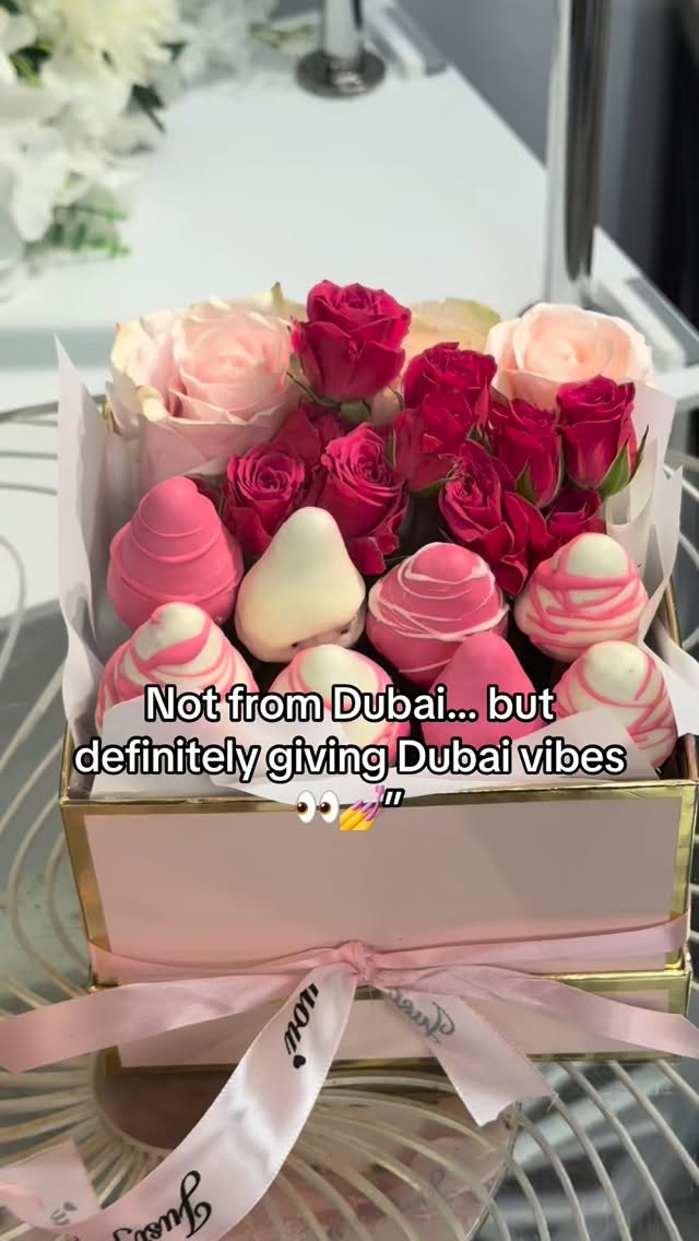 Dubai-style strawberry box ππβ¨
Hand-dipped strawberries in white & pink chocolate, finished with fresh roses πΈ
Luxury presentation for the sweetest moments π€
πLa Pegas Flower Boutique
DM to order or call π 905 606-2111
#dubaiStyleDessert #strawberrybox #chocolatecoveredstrawberries #luxurygifts #pinkaesthetic
