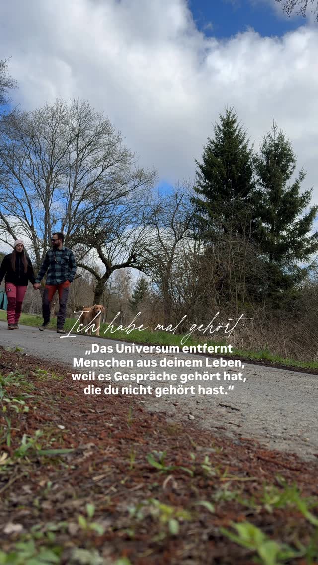 Ich habe das schon häufig erlebt: So oft sind Menschen gegangen, bei denen ich festhalten wollte. Menschen, die ich verstanden habe – aber die mich nie wirklich gesehen haben. Verbindungen, die sich vertraut angefühlt haben – aber irgendwie nie leicht.
Und im Nachhinein…
hat es plötzlich Sinn gemacht. 💭
Nicht, weil es weniger wehgetan hat. Sondern weil ich erkannt habe: Ich hätte mich selbst verloren, wenn ich geblieben wäre.
Manchmal gehen Menschen aus unserem Leben, nicht weil wir sie verlieren, sondern weil wir uns selbst wiederfinden. Loslassen tut oft weh, v.a. wenn wir es noch nicht mal richtig verstehen. ❤️🩹
GEFÜHLE • GEDANKEN • NEUE WEGE