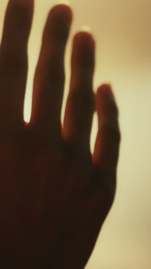 Il y a des matins où on se lève
avec quelque chose de lourd.
Quelque chose qu’on ne sait pas nommer.
Et puis la lumière entre.
Par une fenêtre, entre les mains, dans le souffle.
La respiration consciente, ce n’est pas respirer plus.
C’est respirer autrement.
Avec attention. Avec intention.
Et laisser remonter ce qui attendait.
Le 18 avril, je t’invite à essayer.
Samedi 18 avril · 9h–11h
Cabinet de physiothérapie Haeberli · Neuchâtel
CHF 60.– · Places limitées
Inscription : info@aeravia.ch ou en DM