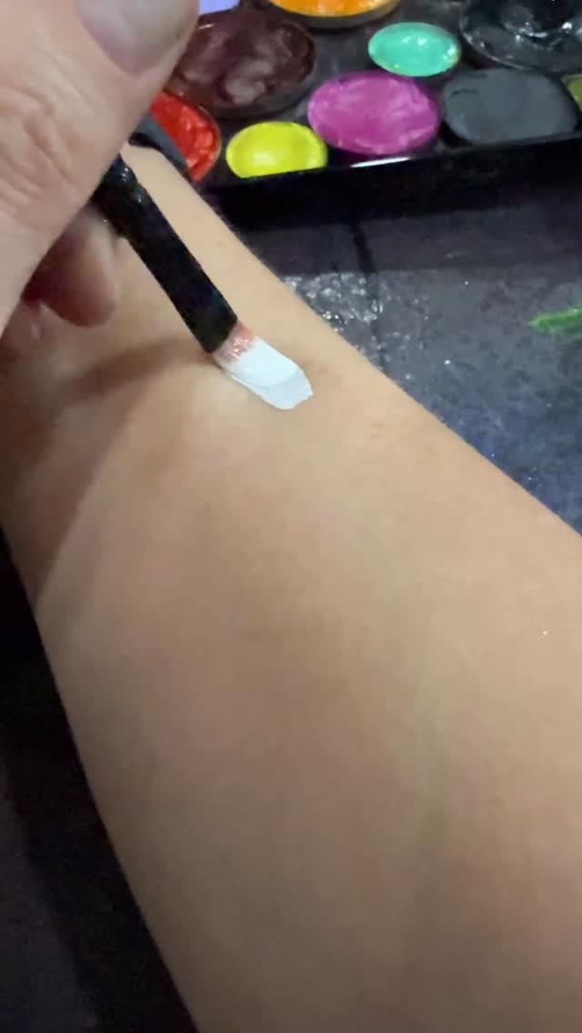 Watch me paint an angry little baseball! A little bit of a twist on the typical baseball face paint. Added to my board ahead of a little league season opening celebration. I hope I get to paint a ton of it tomorrow! I love that I can easily turn it yellow for softball!
#facepainttutorial #facepaint #baseballfacepaint #facepaintlife #katiediddesignz