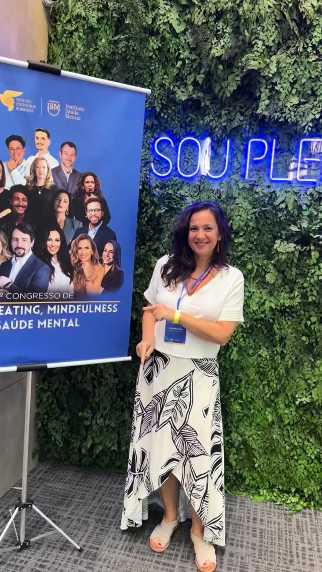 Hoje foi dia de encontrar amigas(os) e avançar nos conhecimentos no congresso de mindfulness, mindful eating e saúde mental do Instituto @institutoconsciencia.alimentar
A cada dia, os ensinamentos dos sábios antigos do Oriente vêm sendo confirmados pela ciência, que tem aplicado práticas contemplativas para ajudar as pessoas a se relacionarem de forma mais lúcida e relaxada com o corpo e com os alimentos.
É uma bênção viver em um tempo em que ciência e sabedoria ancestral podem caminhar juntas.
Também sinto alegria por ter encontrado essa abordagem no meu caminho e poder aplicá-la no dia a dia com pacientes, inspirando-as(os) ao cuidado integral — uma vida que faça sentido e seja benéfica para todas(os).
Gratidão a todas(os) as(os) professoras(es) que se dedicam a compartilhar seus conhecimentos nessa jornada.