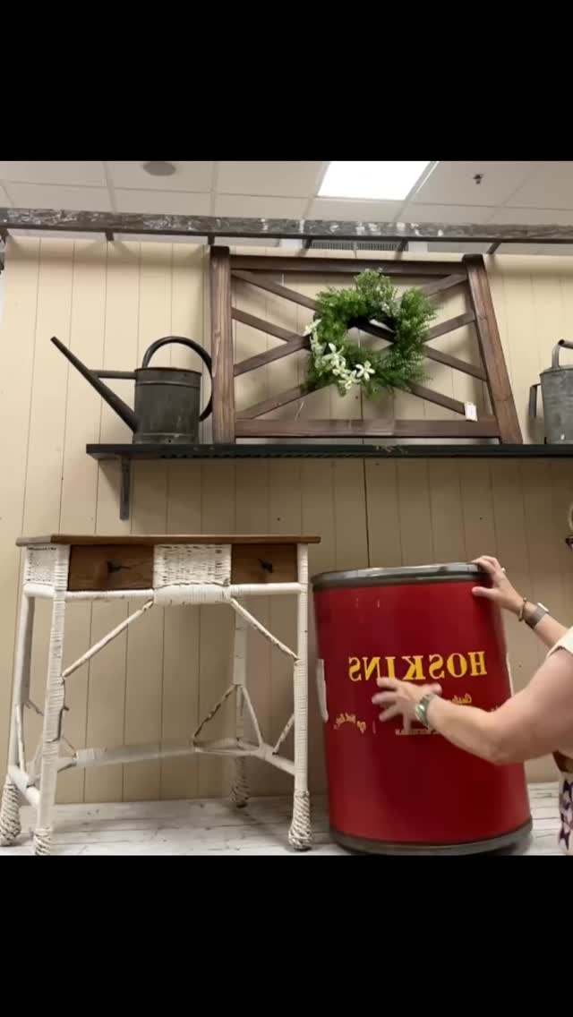 The labor 🛠️behind the love 💕 Setting the scene for the next Hoopla Junk Hunt- happening April 16-18 ✨
Vintage treasures and a woman who turns clutter into curation ✨
#curatedvintage #homedecor #vintagedecor #diy #mnvintage