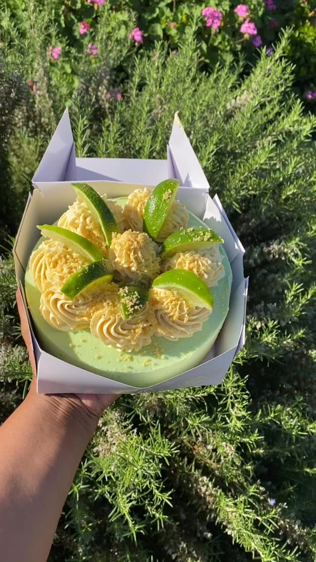 I don’t usually do full-size cheesecakes (I temporarily discontinued because of production time)… but I HAD to show y’all this Easter-ready Key Lime Cheesecake 😮💨💚✨
The perfect combo of tangy lime, a hint of coconut, and my homemade vanilla whipped topping on top 🤍🍋🥥
She’s cute, she’s fresh, and she tastes even better than she looks 😭🔥#jaythecheesecakequeen #cheesecake #keylime #dessert #sacramentodesserts