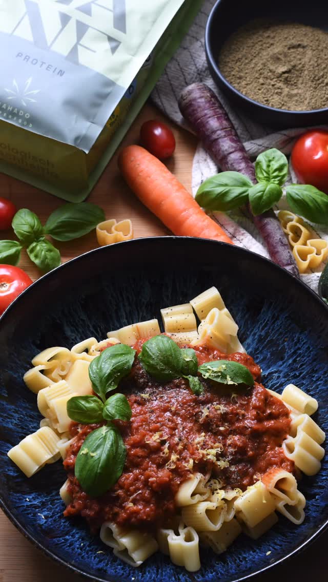 Für eine ausgewogene Ernährung macht es Sinn immer wieder die einzelnen Mahlzeiten zu überprüfen: Nehme ich ausreichend Vitamine zu mir? Achte ich auf genug Energie? Enthält mein Essen gesunde Fette? Und komme ich auf mein Protein? 🤔
Gemüsesoßen ( und auch -suppen) sind eine tolle Option um viel abzudecken und noch mehr reinzuschmuggeln. 😉
So eignet sich unser Hanfprotein prima dazu unter Suppen und Soßen püriert zu werden um sie noch etwas anzudicken und den Eiweißgehalt zu erhöhen. Der nussige Geschmack harmoniert dabei auch wunderbar mit herzhaftem Gemüse. 🌱
#eatyourgreens #vitaminküche #schnellerezepte #gesundeernährung #foodtrick