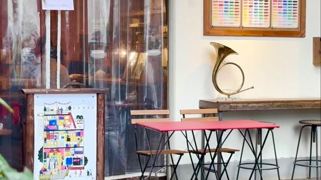 
雨の中の生演奏。
ゆっくりとした時間の流れる
贅沢な午後でした🌧️
明日もオープンしております。
皆様のお越しを心よりお待ちしております。
ーーーーーーーーーーー
〜月光荘ファルベ 生演奏の夕べ🎻〜
▪日付:2026年4月4日(土)25日(土)
▪時間:①15:00〜②16:00〜
▪参加費:ワンドリンクオーダー
紅茶とスコーンを頬張りながら贅沢な生演奏BGMが月光荘ファルベで奏でられます。絵の具工場で過ごす、優雅な午後を。
📯月光荘ファルベで生演奏をしてくださる音楽家の方を随時募集しております。詳細はHPへ。
〜レディースバレエ•ストレッチクラス🩰〜
▪日付:2026年4月18日(土)、19日(日)
▪時間:13:00-14:00
▪参加費:¥1500
▪HPから事前申し込みの上ご参加ください
〜マイカラー・ラボ〜
🌈3カラーズ
▪️参加費:2,200円(税込)
▪️ファルべ営業中はいつでも体験可・予約不要
▪️最終受付:閉店の1時間前
月光荘の絵の具工場で実際に使用している顔料とバインダーを使って、参加者自らの手で水彩絵の具を練り上げます。
🌈9カラーズ
※予約必須
▪️日時: 3/4,5,11,12,18,19,25
▪時間:12:00-13:30(90分)
▪️参加費:¥6,600〜
▪HPから事前申し込みの上ご参加ください
基本の三原色を含む全9色の顔料から、オリジナルの水彩絵の具を2色制作します。完成した絵の具を使ってアクリル板に色を重ねて世界にひとつ、あなた色でつくるアートワークを仕上げます。
〜いろあそび・ラボ〜
🌈クレヨンや色鉛筆
喫茶に常設している画材クローゼットには無料で使える色鉛筆やクレヨンなどがぎゅっと詰め込まれています。スイーツを頬張りながら、大人も子どもも、気軽にお絵かきを楽しめます。
もしお気に入りの絵が描けたら、その場で存在感たっぷりの丸い缶バッジにすることもできます。今日の思い出を残せるアート体験はおひとつ¥1,100。
◾️ファルべ営業中はいつでも利用可・予約不要
〜🍿フライデーシアター〜
◾️毎週金曜日
▪️場所:月光荘ファルべ/喫茶スペース
▪️¥ワンドリンクオーダー
毎週金曜日、ファルベは「街の映画館」に変わります。パブリックドメインの懐かしの名画からアニメ映画まで、多彩な上映作品をご用意。月光荘ファルベならではの音にこだわった豊かな音響空間で、映画とおしゃべりを肴に、特別な週末の幕開けをどうぞ。
ーーーーーーー
📯月光荘ファルべ📯
埼玉県入間郡三芳町竹間沢324-6
金・土・日 11:00-17:00
※L.O.16:30
※営業日の変更はInstagramにてお知らせします
※最寄駅:東武東上線みずほ台駅
※近くに有料駐車場もございます
※キャッシュレス決済のみ
ーーーーーーー