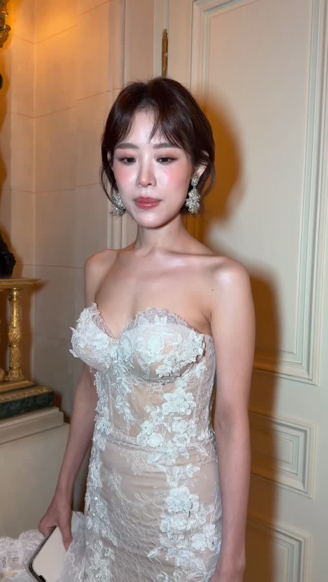 “Can we do something totally different from my wedding look? ” 👰🏻✨
Challenge accepted🙋🏻♀️
Zero heaviness, maximum glow, and just pure sweetness and a vibe that’s all her own 🤍🤍🤍
#parismakeupartist #pariselopement #frenchweddingstyle #luxurymakeup #highendbeauty