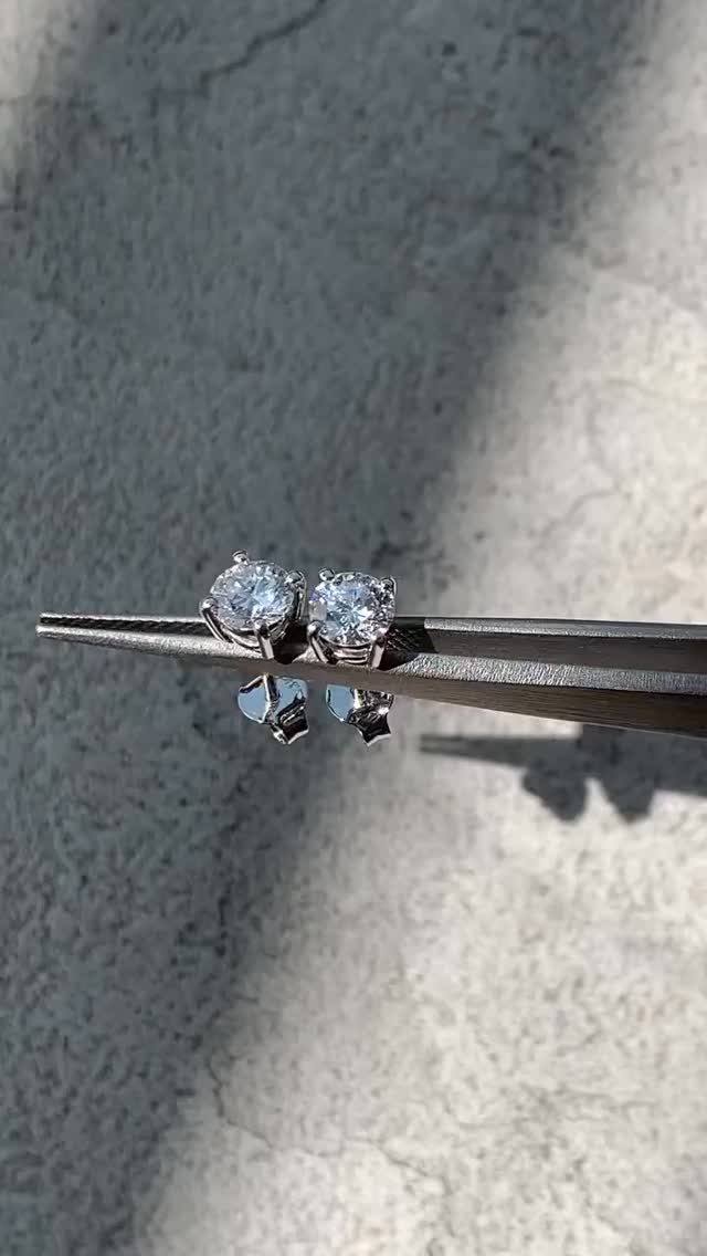 Zarafetin en yalın hali: Pırlanta tektaş küpeler. ✨ Her stile uyum sağlayan, modası asla geçmeyen bir parıltı. Diamondlab kalitesiyle tanışın. 💍💎
#yüzük #kupe #kolye #bileklik #diamond suyolu tektas tektaşyüzük beştaş bagetpirlanta rings necklake nisanyüzğü💍 pırlanta labaratuvar labaratuvarpırlanta cvd gift hallowen istanbullabdimaond diamondlabistanbul