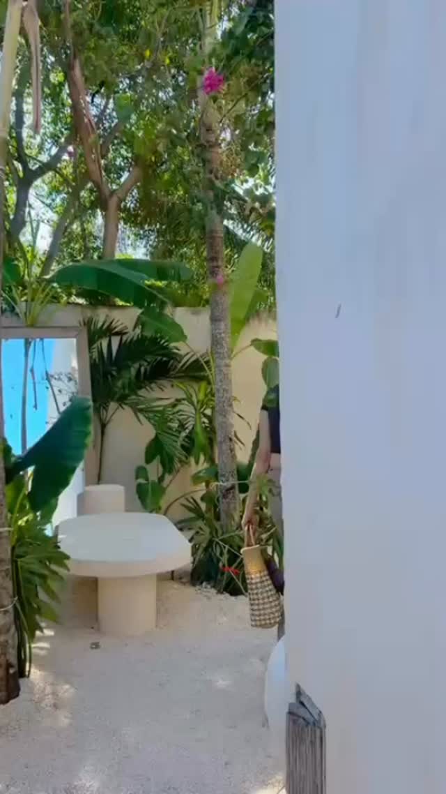 I moved to Tulum for a couple months to discover the place, to hear and heal my body after some time of being unwell, and now I’m meeting people, and working on creating a beautiful program and future retreats in autumn to awaken body and mind connection for women. The space has been a magical place for me throughout this journey. Can’t wait to share more details, stay tuned. #feminineenergy #pelvicfloorhealth #tulum #holistic #wellness
