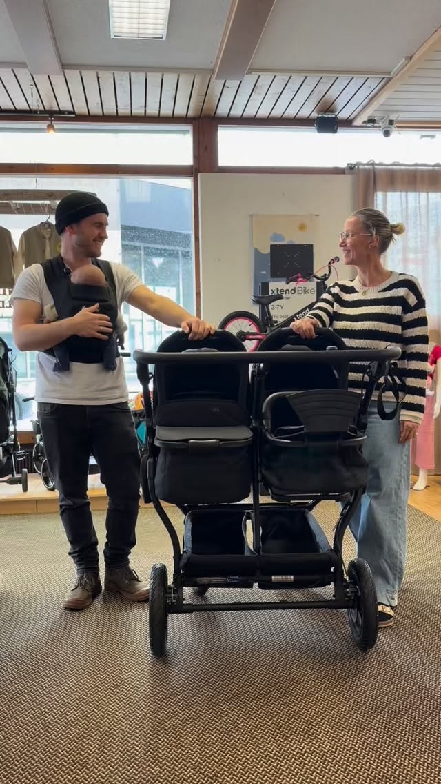 Der perfekte Begleiter für euren Alltag 🤍
Der tfk duo vereint Komfort, Qualität und Flexibilität. Ideal für alle, die mit zwei Kindern unterwegs sind, ohne Kompromisse.
Jetzt bei uns erhältlich😍
Wir beraten euch gerne persönlich!
#tfkduo #kinderwagen #herzenskindbregenzerwald #vorarlberg