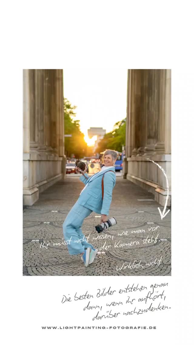 "Wir sind nicht fotogen."
Wenn ich einen Satz sagen müsste, der mir in fast jedem Gespräch begegnet, dann wäre es genau dieser.
Manchmal kommt er mit einem kleinen Lachen. Manchmal leiser. Manchmal schon mit der Sorge im Blick, dass man "auf Fotos nie gut aussieht."
Und ich verstehe das.
Denn es geht nicht darum, dass ihr euch selbst nicht mögt.
Es geht darum, dass ihr euch vor der Kamera plötzlich beobachtet fühlt. Dass ihr glaubt, ihr müsst etwas "richtig machen".
Lächeln. Stehen. Funktionieren.
Aber genau das ist der Punkt, an dem es schwierig wird.
Ihr müsst bei mir nichts können.
Ihr müsst nicht wissen, wohin mit euren Händen.
Ihr müsst nicht perfekt stehen.
Und ihr müsst euch auch nicht die ganze Zeit bewusst anlächeln.
Ich gebe euch keinen Ablauf, der euch verkrampft macht. Ich gebe euch Raum.
Und meistens passiert dann genau das, was ihr vorher nicht erwartet: Ihr vergesst die Kamera.
Ihr schaut euch an. Ihr lacht. Ihr seid einfach miteinander beschäftigt.
Und genau dann entstehen die Bilder, die ihr später wirklich fühlt.
Nicht, weil ihr "fotogen" seid. Sondern, weil ihr echt seid.
Wenn ihr euch genau diese Art von Bildern wünscht, aber unsicher seid, ob das für euch funktioniert kann, schreibt mir!
#hochzeitsfotografmünchen
#hochzeitstipps
#hochzeitsreportage
#hochzeitsfotografmünchenumland
#hochzeitsfotografdachau