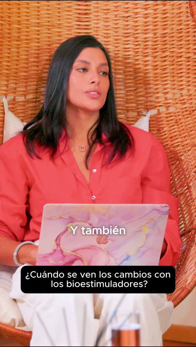 Te inyectaste un bioestimulador y... ¿nada? No entres en pánico.
Típico: sales de la clínica, te miras al espejo cada 5 minutos y sientes que tu cara sigue igual. ¡Tranquila! Los bioestimuladores no son magia negra ni filtros de TikTok, son “ciencia lenta”. 🧬
En el capítulo de hoy nos sentamos a desmenuzar por qué tu colágeno es flojo y se toma entre 3 a 6 meses en despertar. Si eres de las que quiere salir de la clínica pensando que los cambios son inmediatos, tienes que escuchar esto antes de gastar un peso. 💸
Hablamos de la verdad (la que duele y la que te ahorra plata) sobre cuándo vas a ver el “glow up” real y por qué la paciencia es tu mejor aliada.
Mira nuestro podcast completo en Youtube