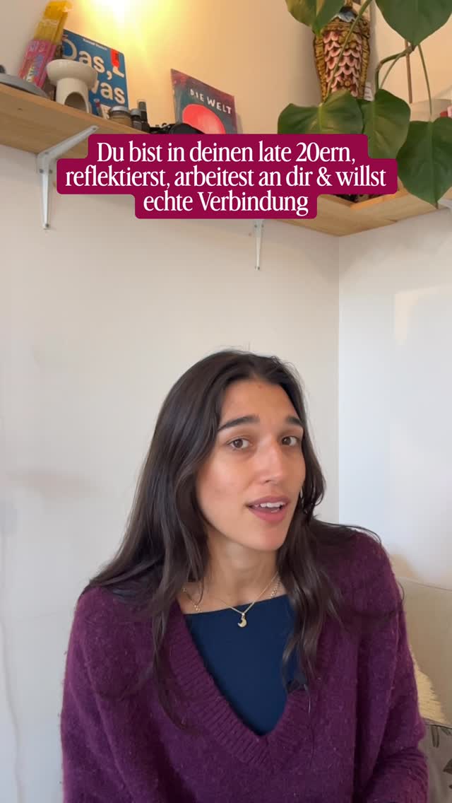 An alle reflektierten und achtsamen Mäuse hier:
Vielleicht ist der Grund, warum du das Muster nicht verändern kannst, nicht, dass du es nicht genug versuchst.
Sondern weil du gute Tools für die falschen Baustellen zu benutzt.
Meditation hat das Ziel dich von dir selbst zu lösen.
Journaling hat zum Ziel deinen Kopf freizubekommen.
Gedanken zu sortieren.
Beziehungsfähigkeit, die verkörpert ist, beinhaltet es
mit dir in Kontakt zu sein. Dich zu spüren.
Deine Persönlichkeit nicht zu transzendieren,
sondern sie mit einzubringen.
Beziehungskompetenz lernst du nicht,
indem du dich von dir entfernst.
Sondern, indem du mit dir präsent bleibst.
Und beobachtest,
was der Kontakt mit dem Gegenüber mit dir macht.
Üb dort, wo du das lernen kannst, was du verändern magst.