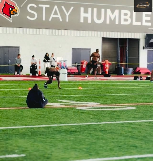Here’s @dhutch21
running his 40 yard dash earlier at the ProDay for @uofl .
⌚️ : 4.45
(Safety)
#Proday
@gocards x @louisvillefb