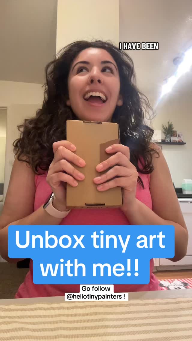 Happy art collector! Thank you so much for making this unboxing, Jasmine. I’m so glad you love your tiny art!!! #artistsoninstagram #hellotinypainters #tinyart #tinypaintings #unboxing