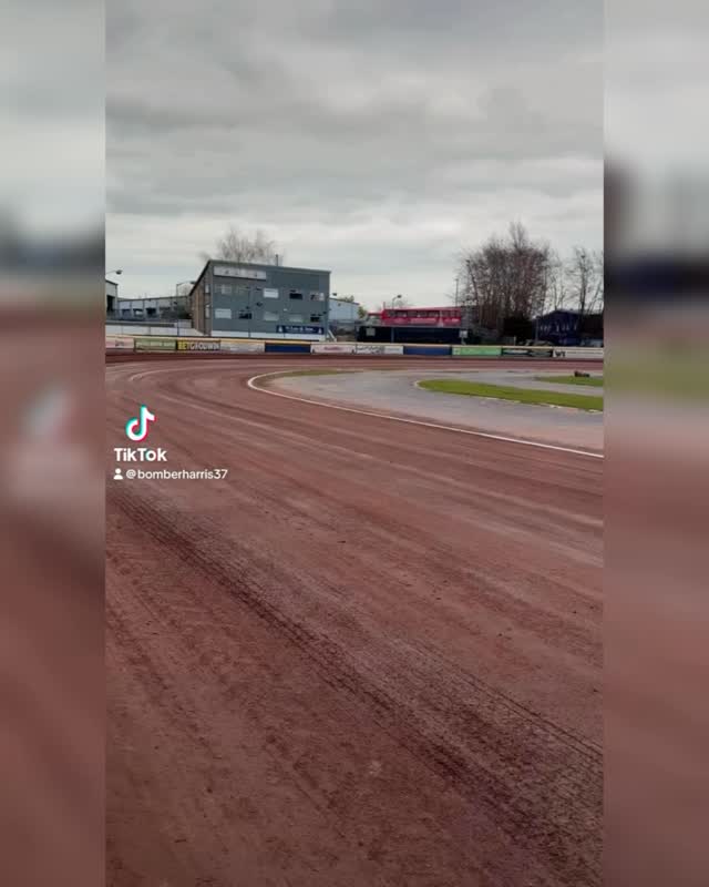 🎥 BTS of me back in Coventry Bees 🐝 race jacket for the night 💣
Oxford v Coventry Bees Challenge
1st April
2, 1, 2’, 3, 1, 2 = 11+1
#chrisbomberharris #speedway #żużel #37 #bomber