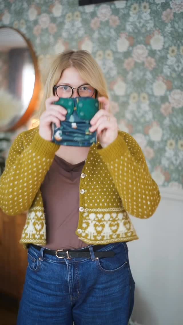 Kan man övertala någon på 21 sekunder? Den perfekta hisspitchen?Alltså, troligen inte.Men kanske får du dig en liten ögonöppnare, att tygblöjor inte bara behöver vara ett ”redskap” för att spara pengar eller spara på naturens resurser. Det finns faktiskt något mer i dem.Själva blöjan. Alltså det är ju kul med tygblöjor! Välja mönster, känna på alla material, gosa med fluffet. Det är inte bara jobbigt med tvätt och bajs, nej det är roligt också.Eller vad säger ni, mina fluffvänner? Visst har vi också ganska roligt under tiden som vi är miljökämparna? 👏