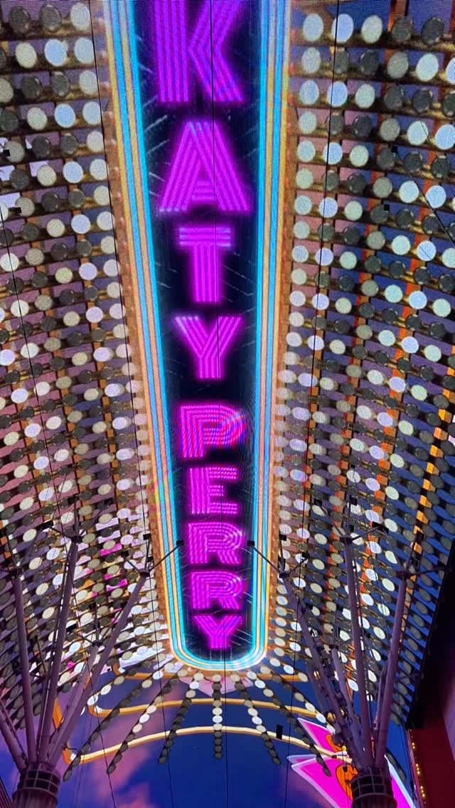 Fremont Street after dark and Katy Perry singing Waking Up in Vegas over the whole canopy. Lights chasing the beat, drinks in hand, everyone looking up, and Downtown feeling a little extra electric. This is exactly why a Fremont night can turn into the best part of the trip. What is your favorite part of the Fremont Street Experience, the canopy, the casinos, or the live music?
Grab my FREE Las Vegas Mini Guide at https://stan.store/mikeyinthemixvegas 💫
#FremontStreet #VivaVision #DowntownLasVegas #LasVegas #MikeyInTheMixVegas