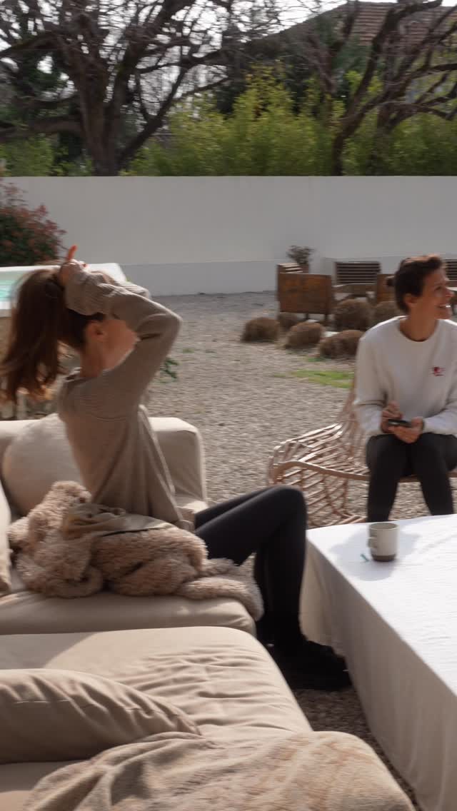 Je dis rarement ça.
Parce que le perfectionnisme fait partie du processus.
Mais cette retraite céramique sur la Côte d’Azur
a été exactement comme je l’avais imaginée.
Un espace de repos.
Sans stress.
Sans surcharge.
Une vraie expérience de bien-être,
entre céramique, slow life et reconnexion à soi.
Tout était fluide.
Le lieu. @maisonmastrorelli
L’organisation.
L’énergie du groupe.
Ce niveau de calme…
est rare.
Et c’est précisément ce que je souhaite créer à chaque expérience.
Retraite céramique — Côte d’Azur
Expérience intimiste
Création, bien-être, luxe discret
Pour recevoir les prochaines dates,
écrivez-moi en message privé.