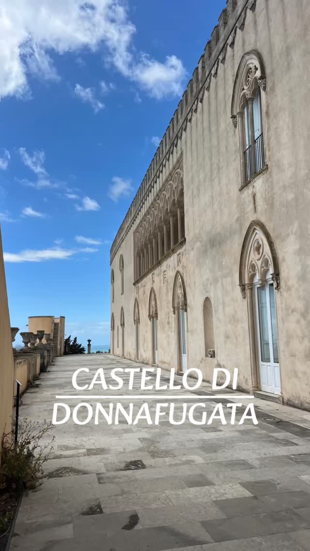 Zeitreise ins 19. Jh. Wir sind im Castello di Donnafugata.
Der Baron Corrado Arezzo de Spucches verwandelte ein altes Landgut in ein gotisches Traum-Schloss mit über 100 Räumen, 22 davon sind öffentlich zugänglich.
Und draußen? Ein großer, herrlicher Park mit Labyrinth, Grotten, Pavillon und Teehaus.
