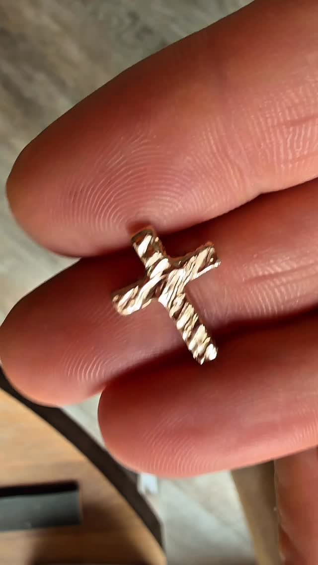 Krzyżyk. Po prostu. Zwyczajny dla jednych, wyjątkowy dla innych.
To wielki zaszczyt móc wykonywać prace, które tak wiele znaczą- są zamawiane z intencją, wiarą i nadzieją. Tak było i tym razem. Dostałam zamówienie i… wolną rękę w kwestii ostatecznej postaci krzyża. Postawiłam na prostotę kształtu i fakturę nawiązującą do organicznej formy kory drzew.
W pracach pod zamówienie ubieram Wasze pragnienia w szlachetne kruszce. W atmosferze swojej wrażliwości.
Krzyżyk wykonałam tradycyjnymi technikami złotniczymi ze złota 14k.
#biżuteriachrześcijańska #krzyżykzezlota #krzyż #dewocjonaliatorun #nakomunię