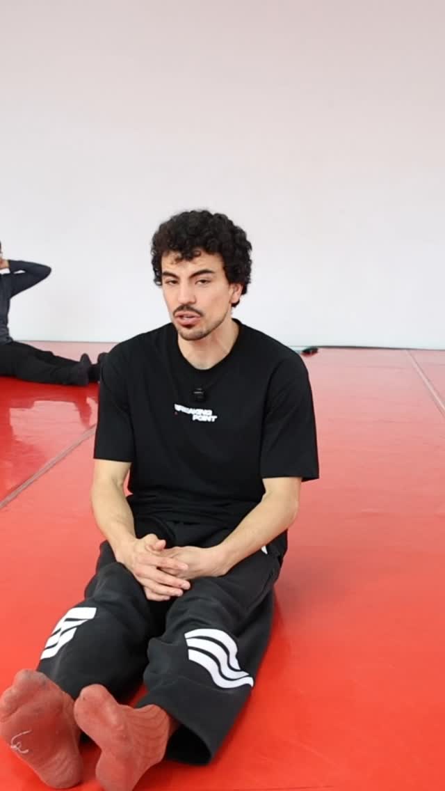 ¿Te enfocas en las manos, en los pies… o en todo a la vez?
Una de las diferencias clave al entrenar footwork y floorwork está en dónde pones tu atención. Si solo miras las manos o los pies, mejoras partes concretas, pero el movimiento puede quedarse fragmentado. Cuando empiezas a integrar todo el cuerpo, aparece la coordinación real y el flow.
Y luego está el “saltar”: pasar por el movimiento sin entenderlo, sin control, sin presencia. Ahí no hay progreso, solo repetición.
Entrenar con intención significa saber en qué enfocarte en cada momento: aislar para entender, integrar para fluir. Ese equilibrio es lo que transforma tu danza.
Si quieres mejorar tu danza de verdad, mándame un mensaje con la palabra INFO y te cuento cómo puedes empezar a entrenar con más claridad y dirección.
#breakdance #footworktraining #floorwork #hiphopdance #movementpractice