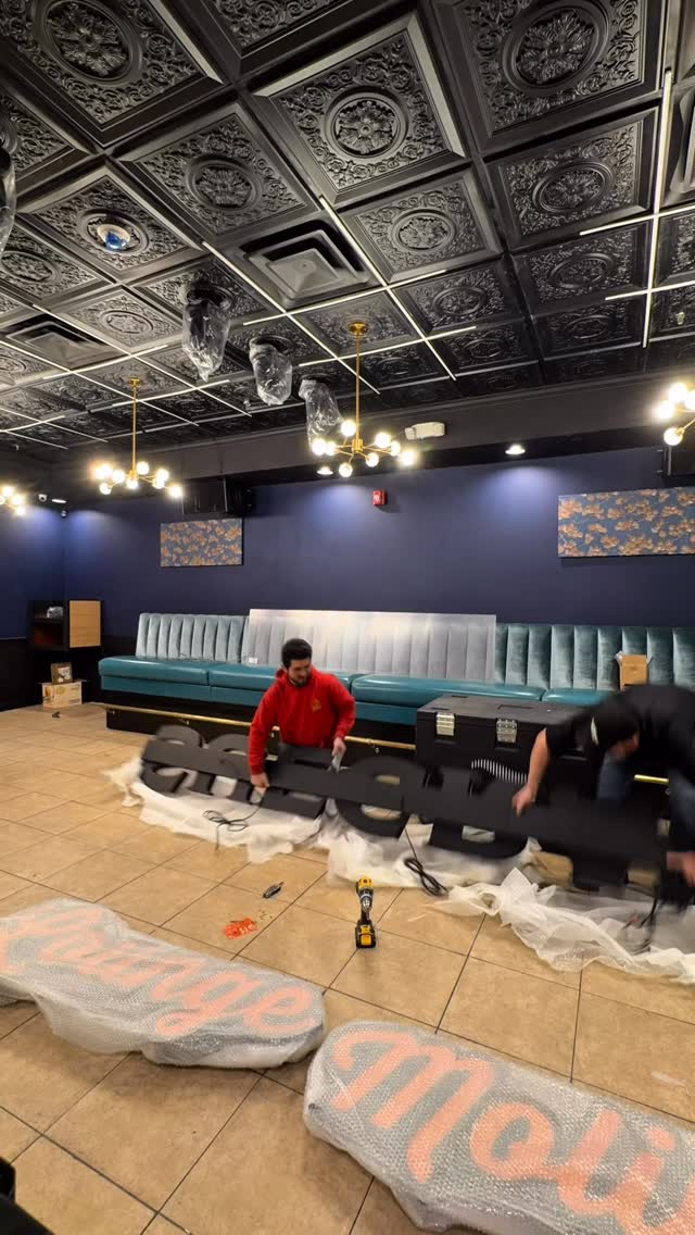 Así quedó el sign luminoso que creamos para @suegraslounge, llevando su identidad a otro nivel 🔥
Gracias por confiar en nosotros, les deseamos mucha prosperidad en su gran apertura este 4 de abril en Lynn 🙌🏽
#EveryBrand #CustomSigns #GrandOpening