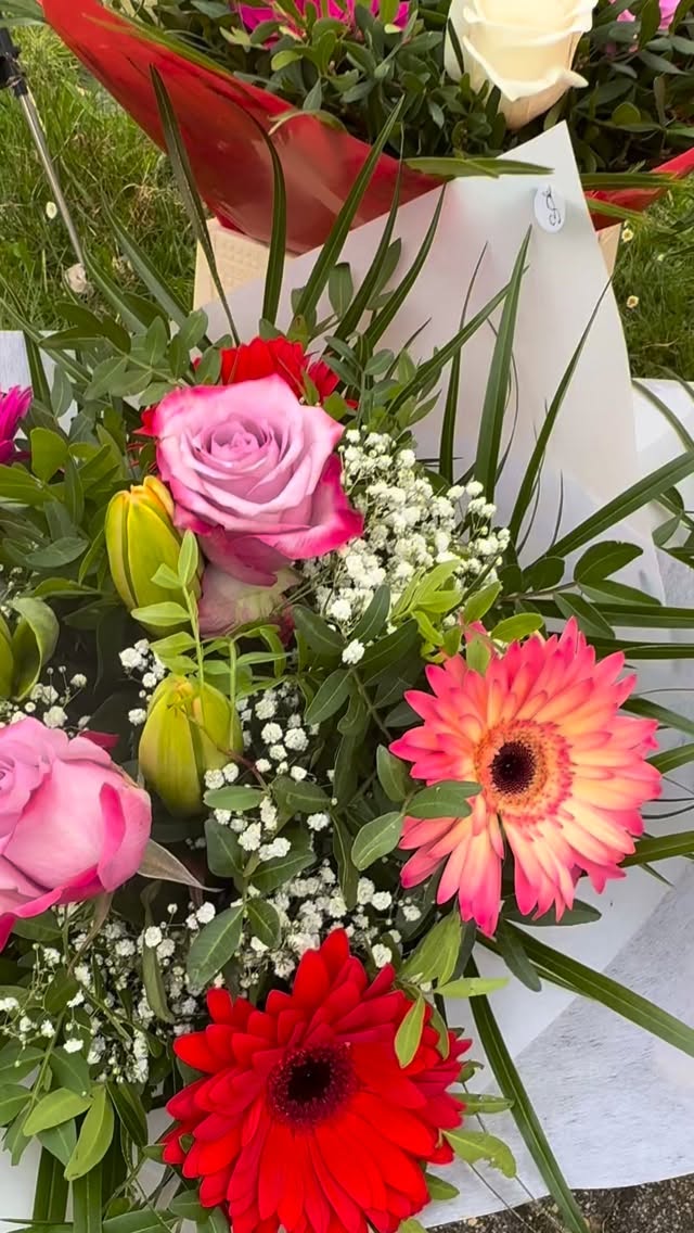 Spring & Flowers Recap 🌸
Was für ein Tag… wir sind immer noch überwältigt 🥹
So viele liebe Menschen, so viel Energie, so viel Unterstützung !!! Ihr habt uns einfach überrannt (im allerbesten Sinne 😄, die Eingangstüre musste abends noch geschweißt werden damit wir sie schließen konnten😅🙈)
DANKE für jeden Besuch, jedes Lächeln, jedes liebe Wort 🤍
Ihr macht BYstylez zu dem, was es ist:
Connected BY Fashion ✨
Wir sind einfach nur dankbar für die besten Kundinnen der Welt & die tollsten Freunde& Familie🙏🏼
#springflowers #dankbarkeit #bystylez #connectedbyfashion #frühlingsmode