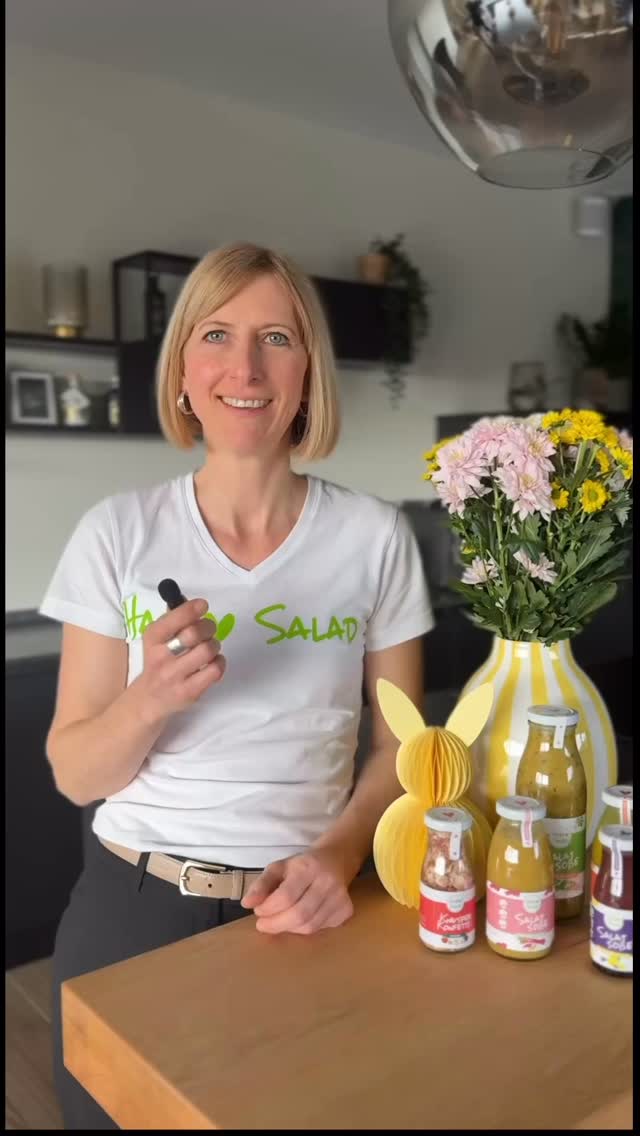 Happy Salad ist entstanden, weil ich etwas vermisst habe: Produkte, die besonders schmecken, unkompliziert sind und ohne unnötige Zusatzstoffe auskommen.
Ich wollte Salatsoßen entwickeln, die nicht beliebig schmecken, sondern besonders und die Genuss einfach machen. Produkte, die schnell einsetzbar sind, den Alltag leichter machen und gleichzeitig das Gefühl geben: Das ist wirklich richtig lecker.
Happy Salad steht für Genuss, Natürlichkeit und besondere Geschmackserlebnisse.
Und genau das war von Anfang an meine Vision.
Welche Geschichte hinter einer Marke interessiert euch am meisten? 💚
#happysalad #gründergeschichte #foodstartup #salatsoße #genussmomente