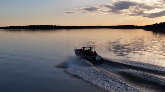 Busy week behind us — and a big part of the fleet we’ve had in winter storage is already back in the water.
Not sure we’ve ever had a season kick off this early… but we’re not complaining.
We’re slowing down a bit over Easter (just a bit), but still on standby if anyone needs us.
Spring came fast — and we’re ready.
#SeaSport #fasterworkboat #fasteraluminiumboat #hondamarinefinland #porvoonsaaristo