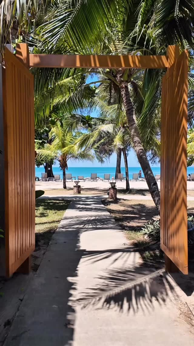Step into a world where every moment is pure beauty🌴
#kohlanta #longbeachchalet #paradise #thailand #beach